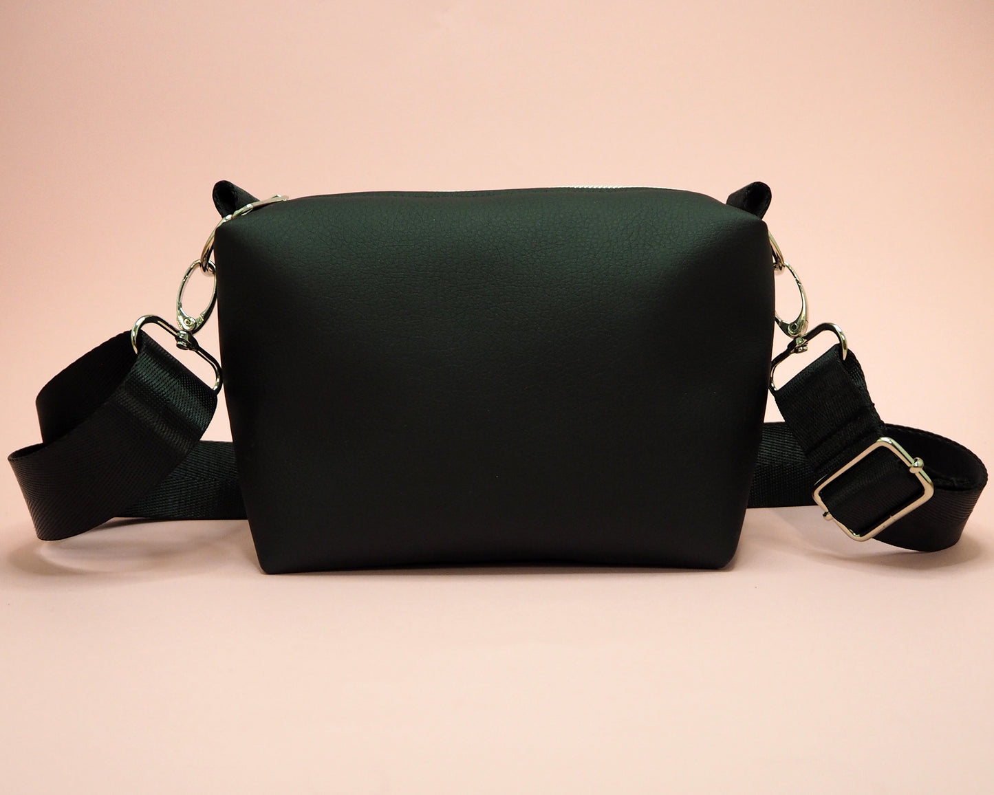 OLGA-crossbodylaukku musta keinonahka laukku UNA COLLECTION