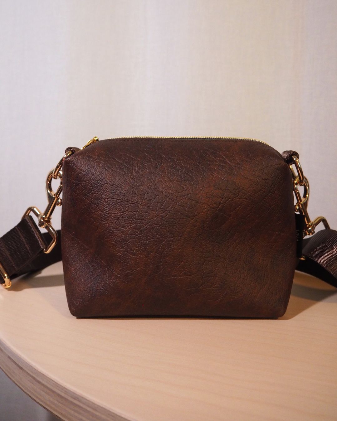 OLGA-crossbody laukku, loimuava ruskea