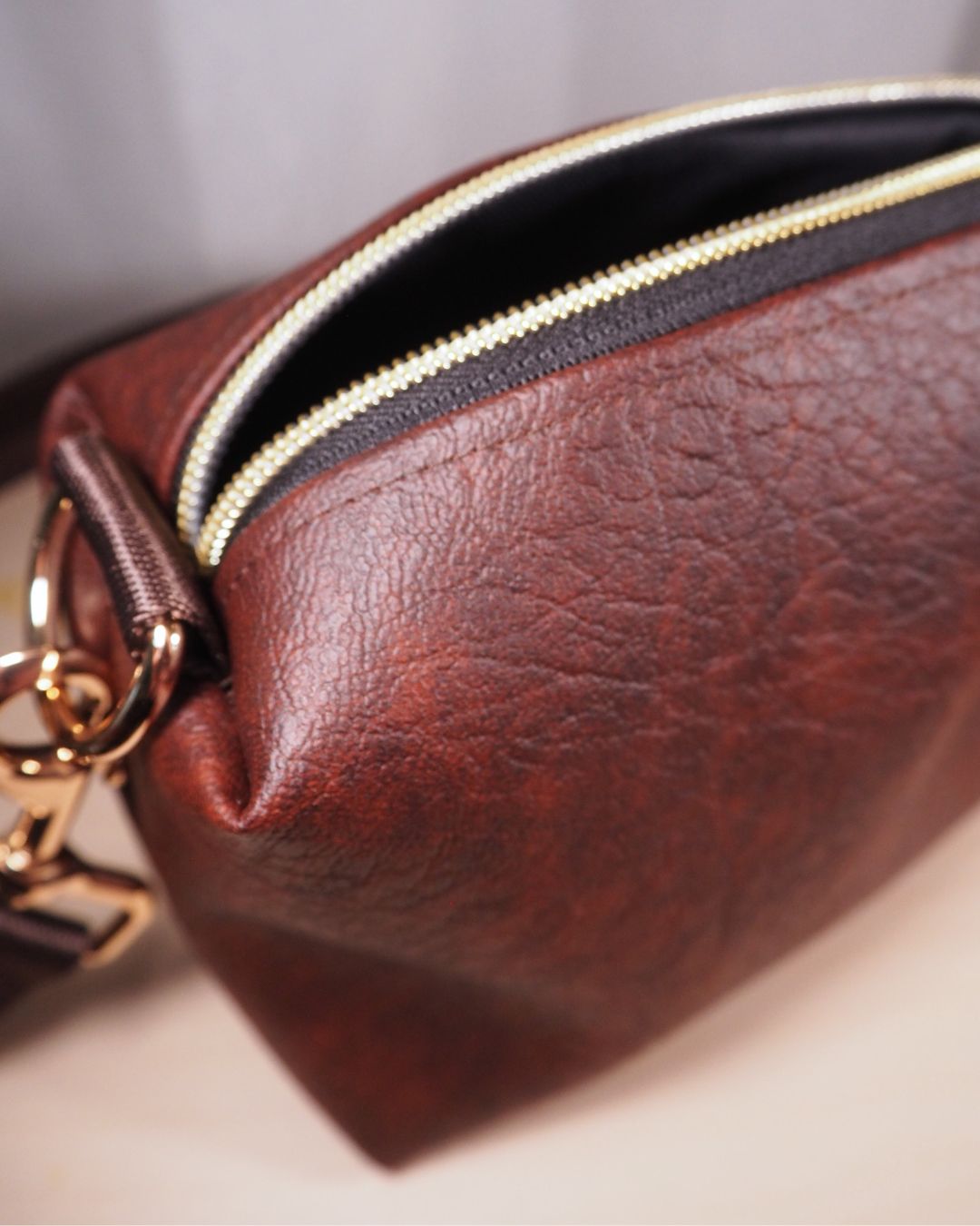 OLGA-crossbody laukku, loimuava ruskea