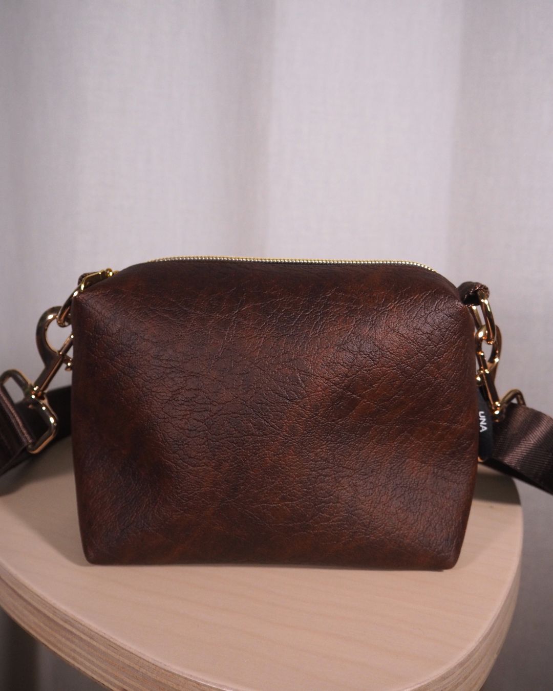 OLGA-crossbody laukku, loimuava ruskea