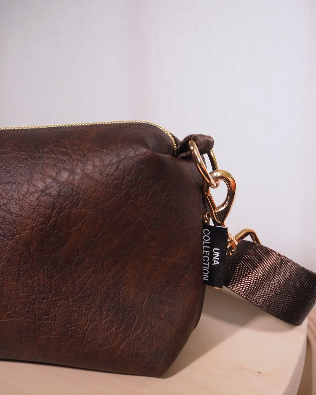OLGA-crossbody laukku, loimuava ruskea