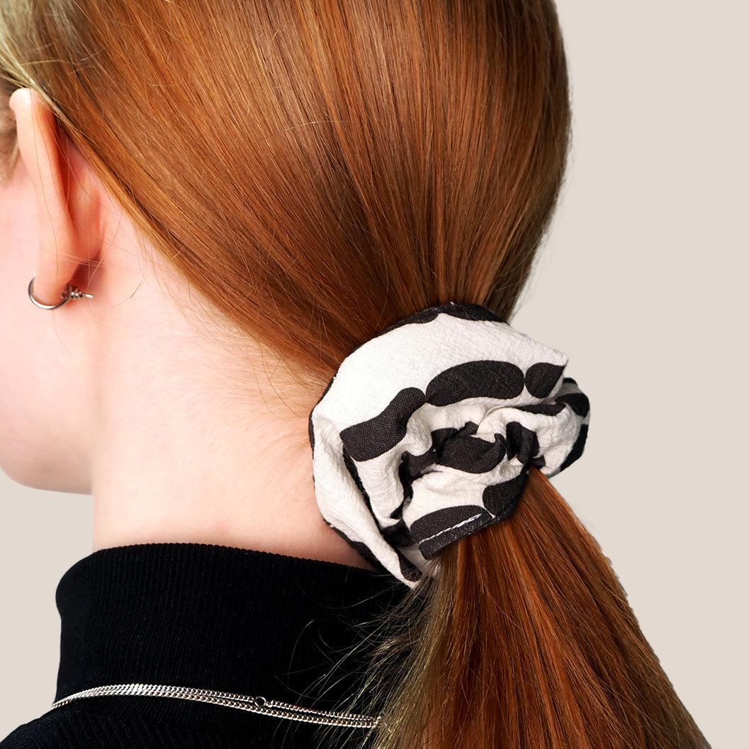 Musta MAKKARARALLI scrunchie hiusdonitsi