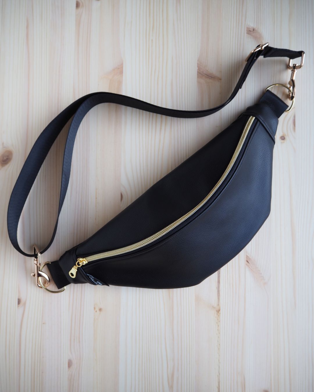 EMILIA-vyölaukku, musta kulta