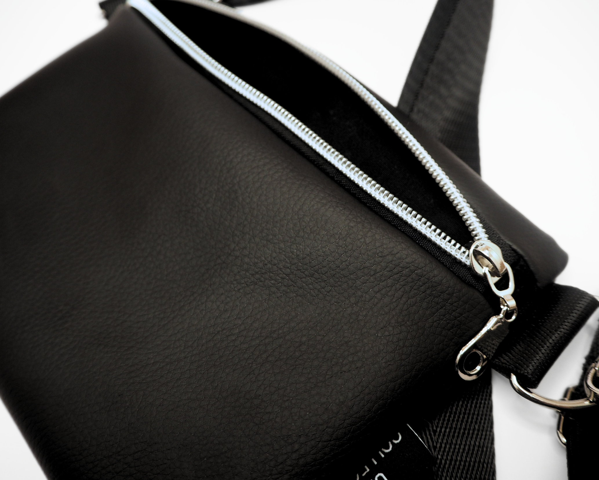 LILIAN-laukku vyölaukku crossbodylaukku musta värinen laukku musta laukkuhihna