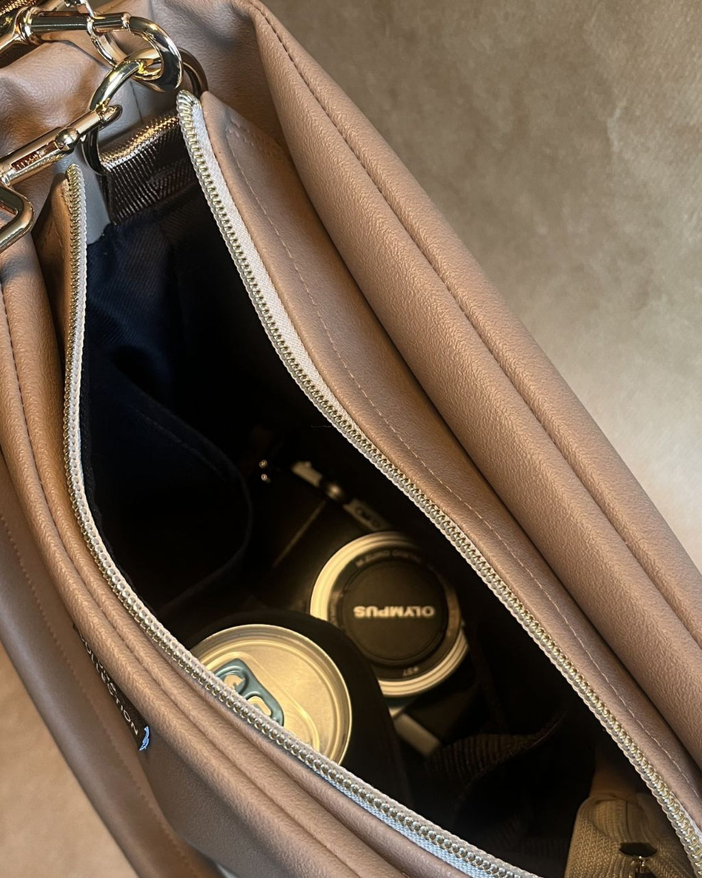 MARJA-bucketbag, aavikko taupe