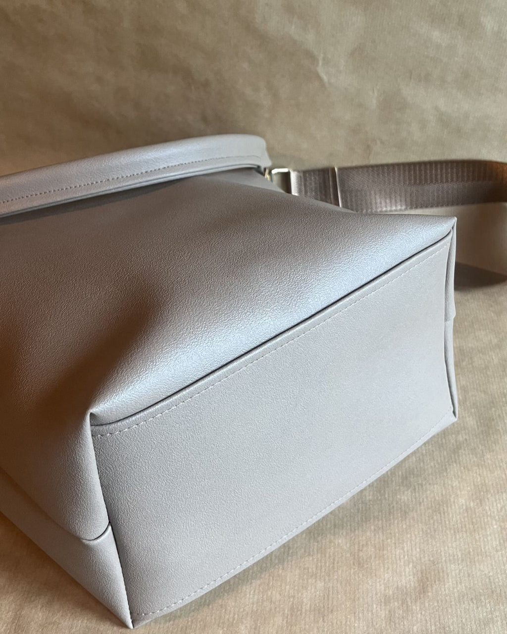 MARJA-bucketbag, aavikko taupe