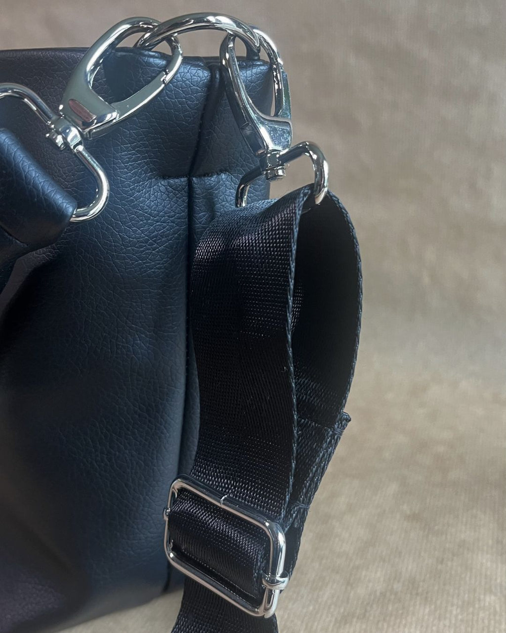 MARJA-bucketbag, musta