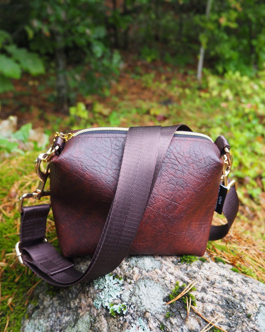 OLGA-crossbody laukku, loimuava ruskea