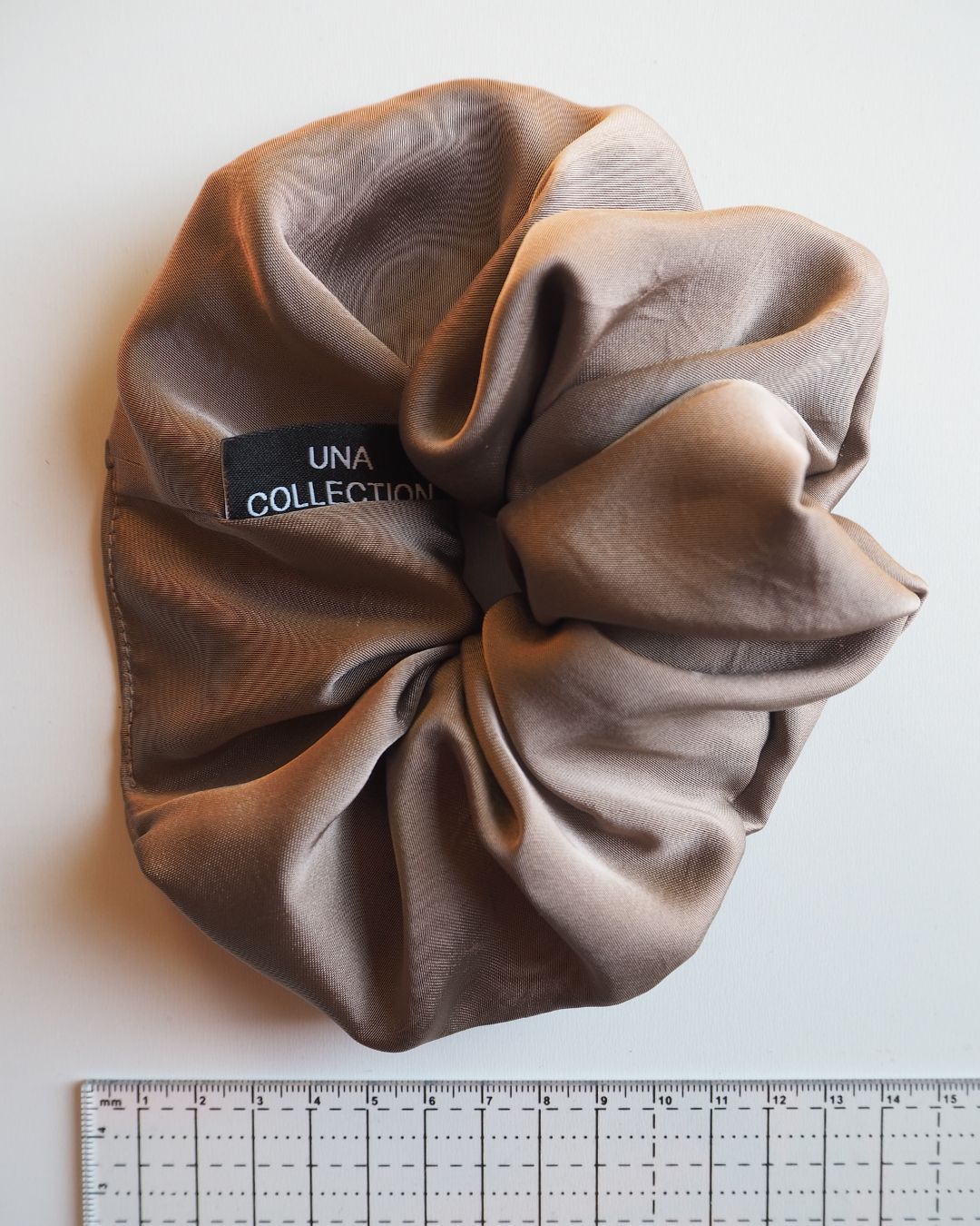 Kierrätyssatiininen hiusdonitsi (eri sävyjä)