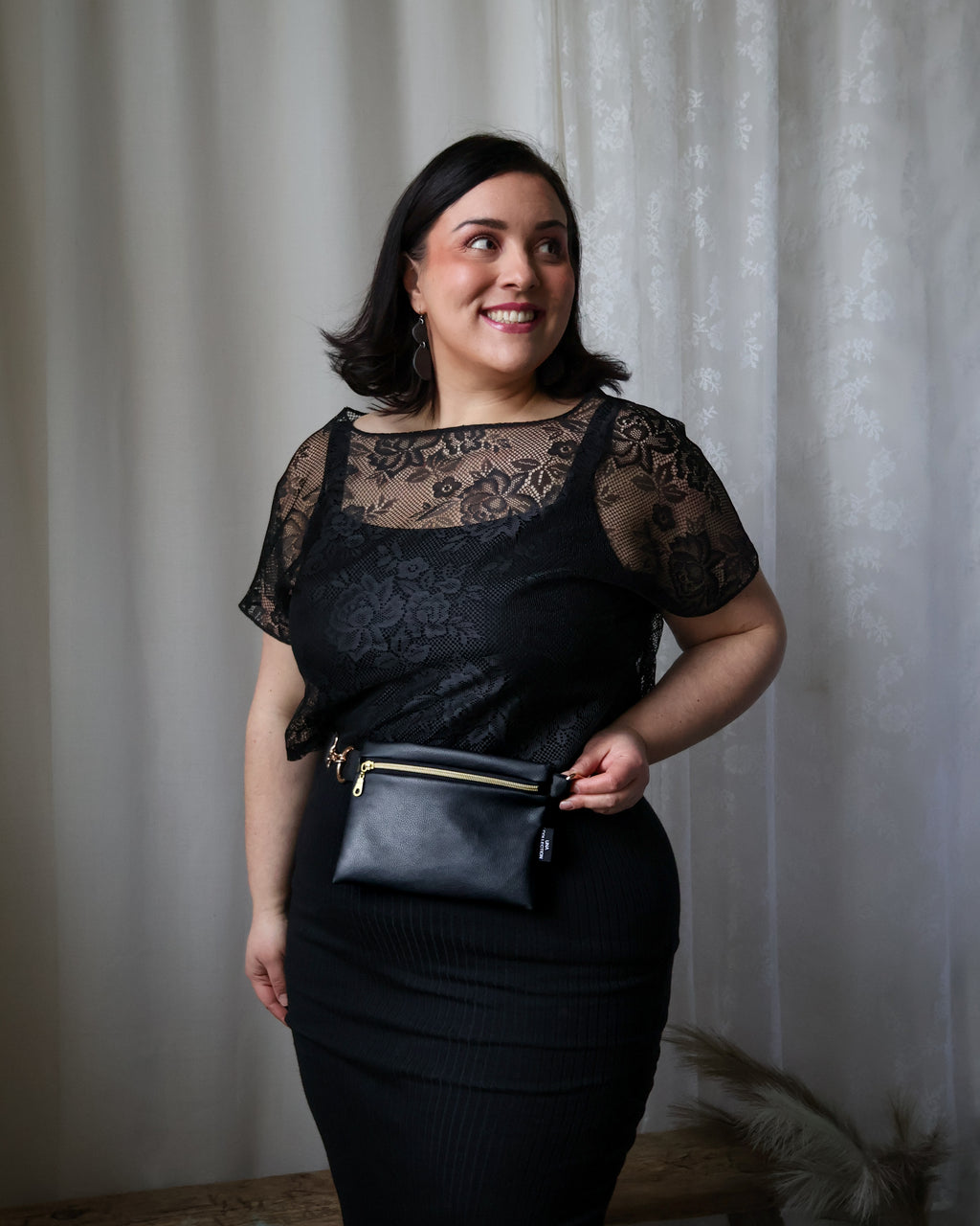 LILIAN-laukku, musta kullan väriset yksityiskohdat