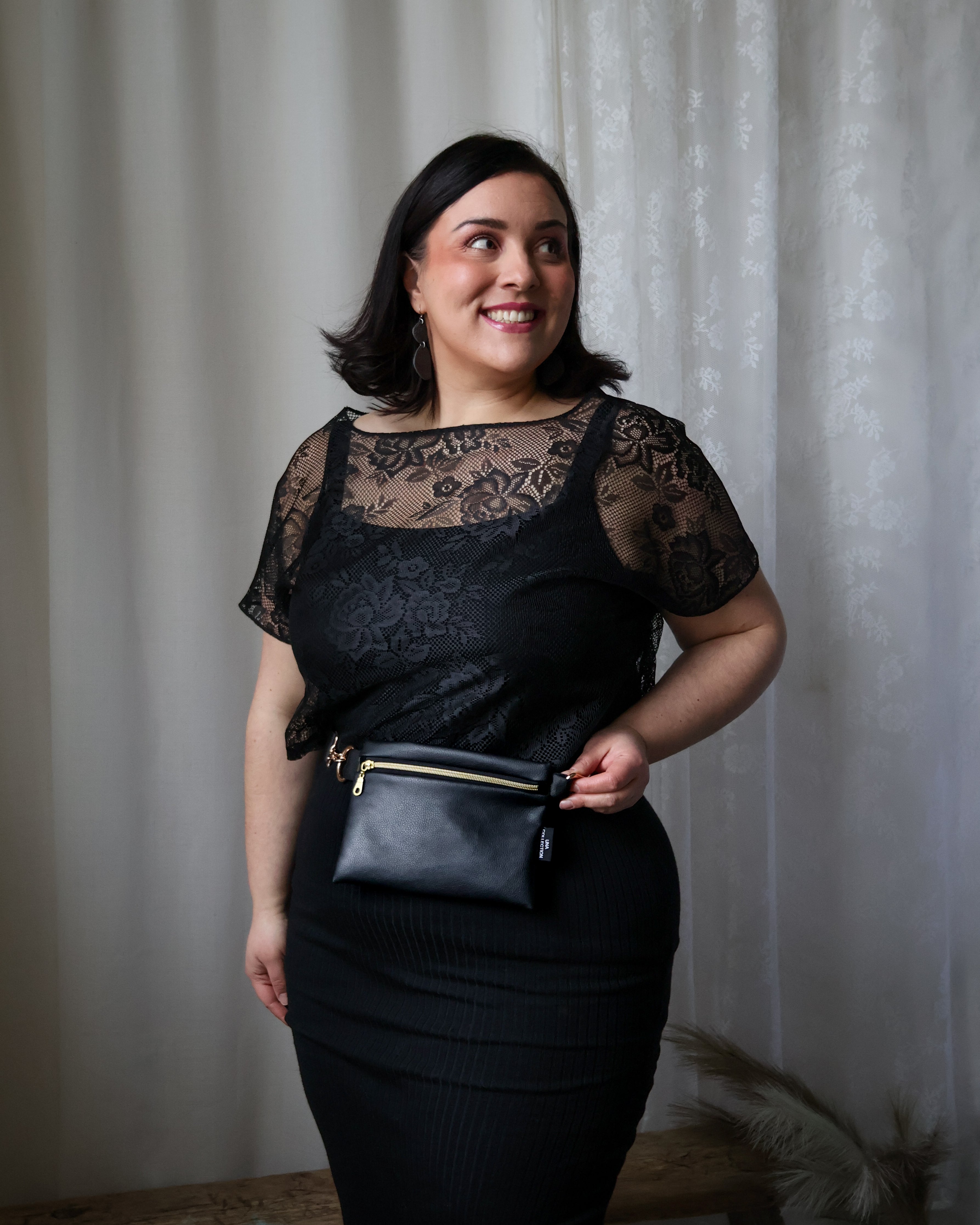 LILIAN-laukku, musta kullan väriset yksityiskohdat