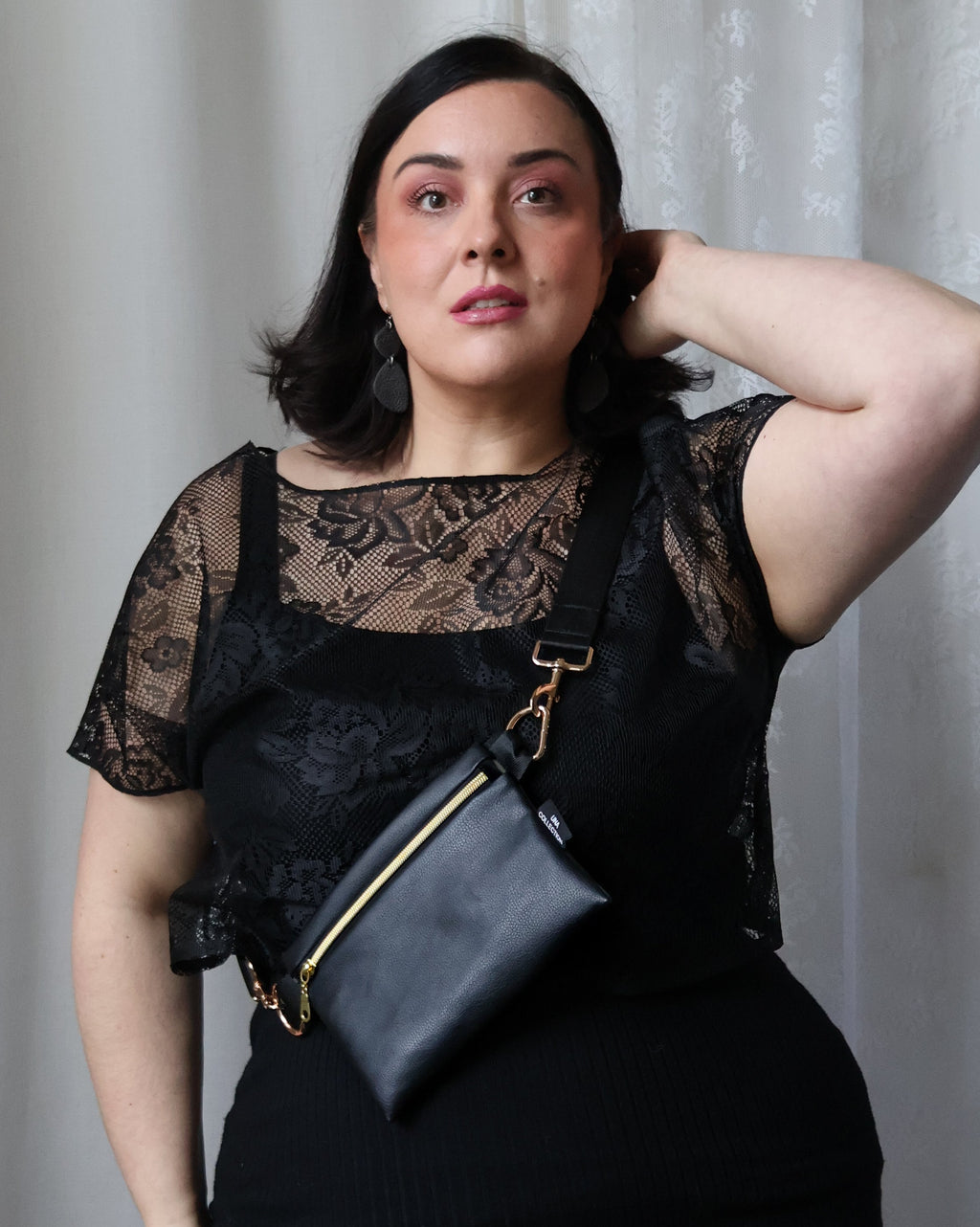 LILIAN-laukku, musta kullan väriset yksityiskohdat