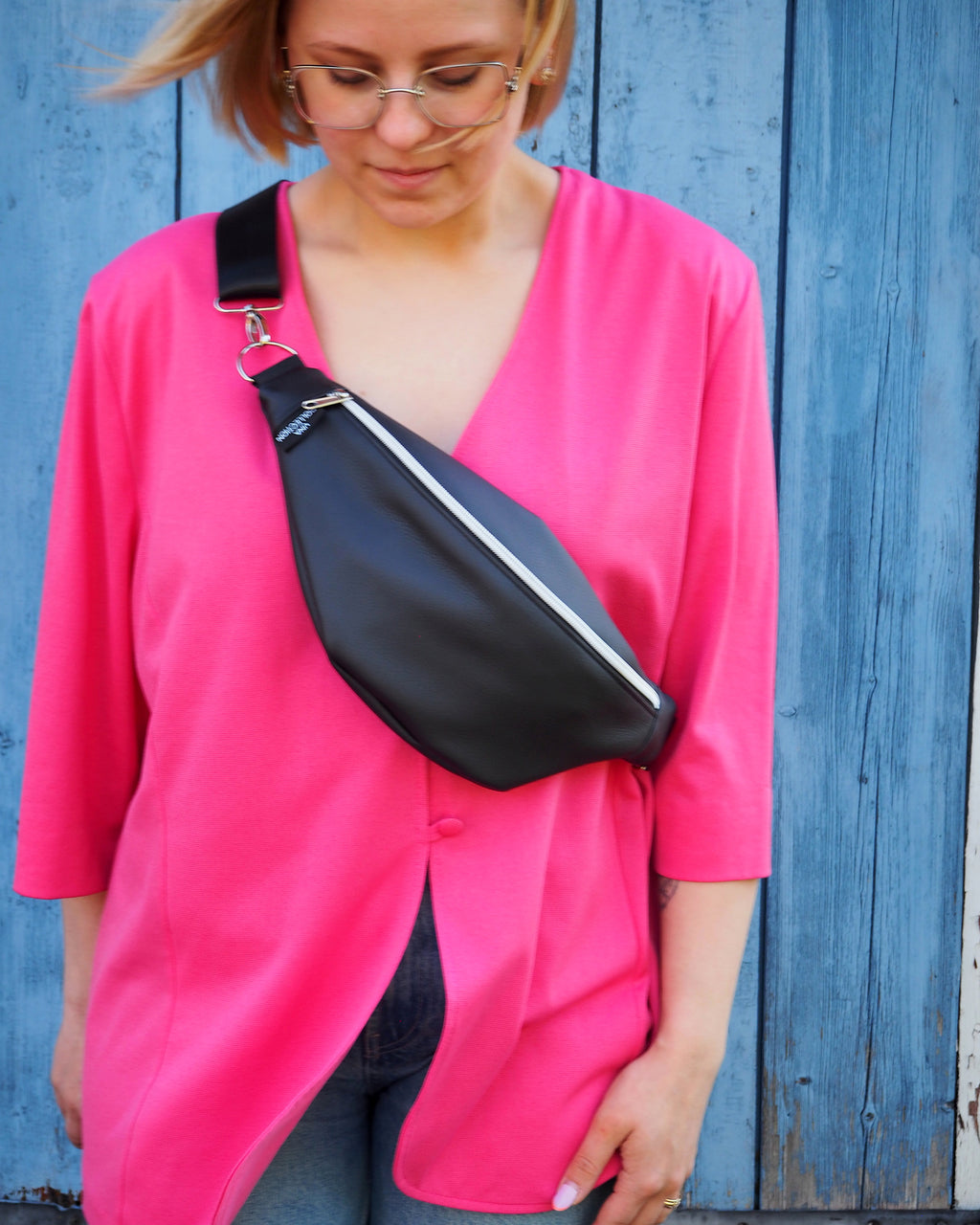 musta EMILIA-vyölaukku keinonahka laukku una collection kierrätetty ylijäämä keinonahka