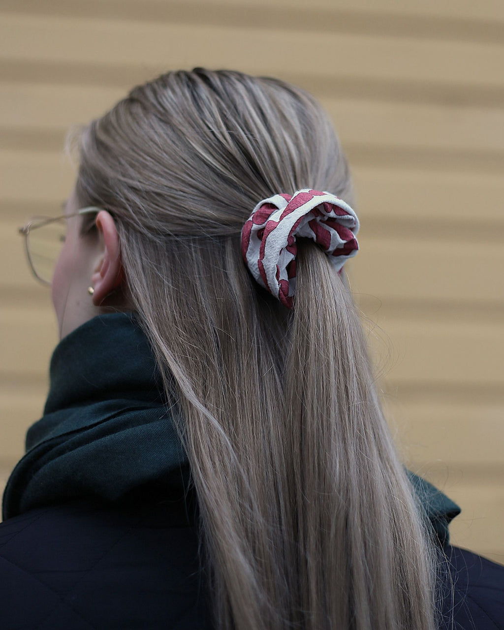 Punainen MAKKARARALLI scrunchie hiusdonitsi