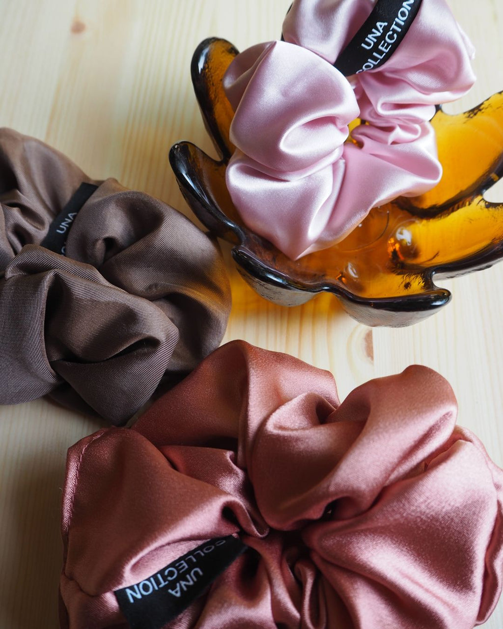 Kierrätyssatiininen hiusdonitsi (eri sävyjä)