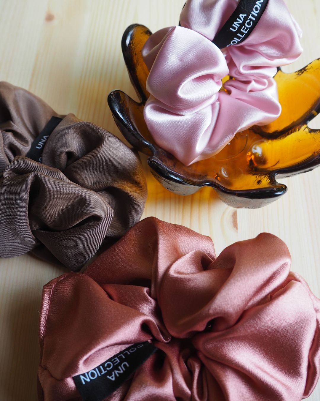 Kierrätyssatiininen hiusdonitsi (eri sävyjä)