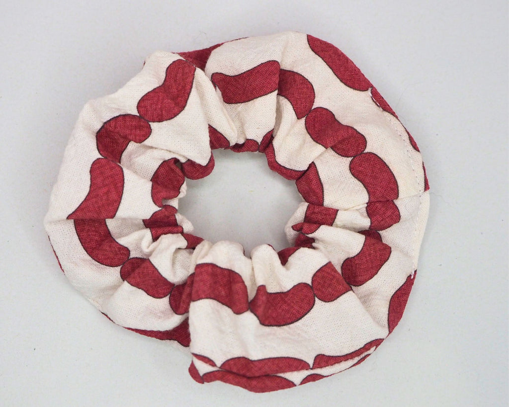 Punainen MAKKARARALLI scrunchie hiusdonitsi