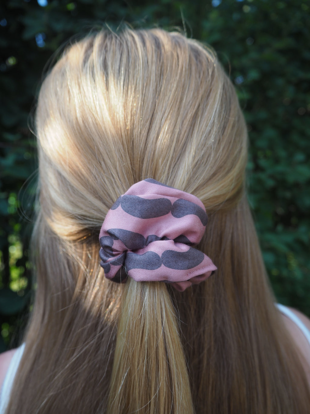 vaaleanpunainen hiusdonisti kierrätetysta kankaasta valmistettu makkararalli kuosi