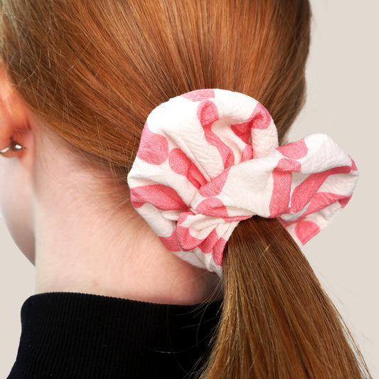 Vaaleanpunainen MAKKARARALLI scrunchie hiusdonitsi